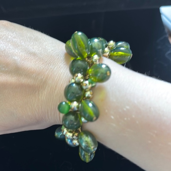 Green Cluster Beaded Bracelet with Organic Design - Picture 3 of 3